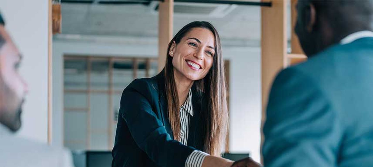 Geschäftsleute schütteln sich im Büro die Hände als Zeichen der erfolgreichen Zusammenarbeit. © VioletaStoimenova / E+ via Getty Images © VioletaStoimenova / E+ via Getty Images via © VioletaStoimenova / E+ via Getty Images