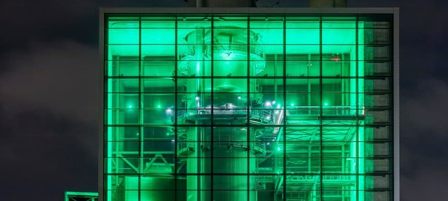 Block Fortuna beleuchtet bei Nacht