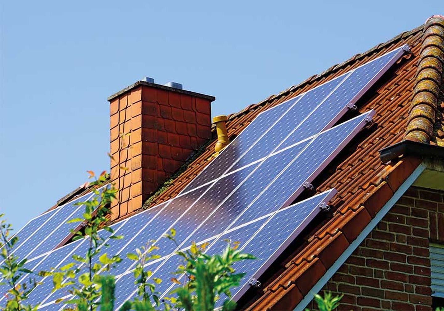 Photovoltaik-Thermografie: Aufnahme einer PV-Anlage auf dem Dach eines Wohnhauses. © Westend61 via via Getty Images