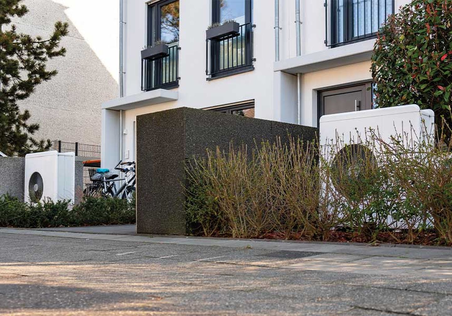 Zwei Wärmepumpen im Vorgarten von zwei Reihenhäusern. © imageBROKER/Robert Pooerten / imageBROKER via via Getty Images. (ID: 2100186371)