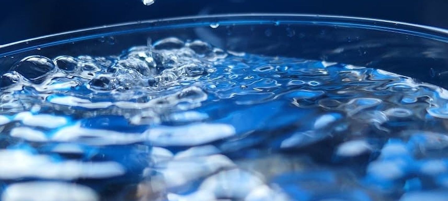Wassertropfen auf der Wasseroberfläche