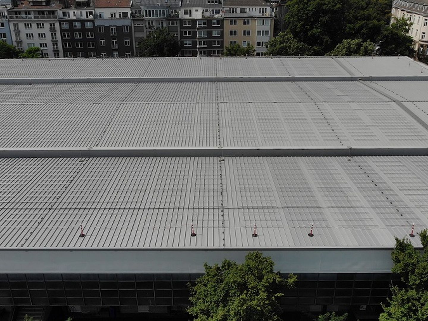 Solaranlage auf dem Dach des Eisstadions