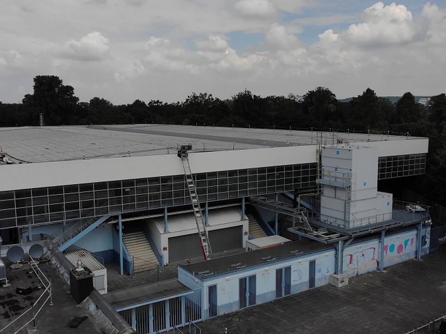 Solaranlage auf dem Dach des Eisstadions