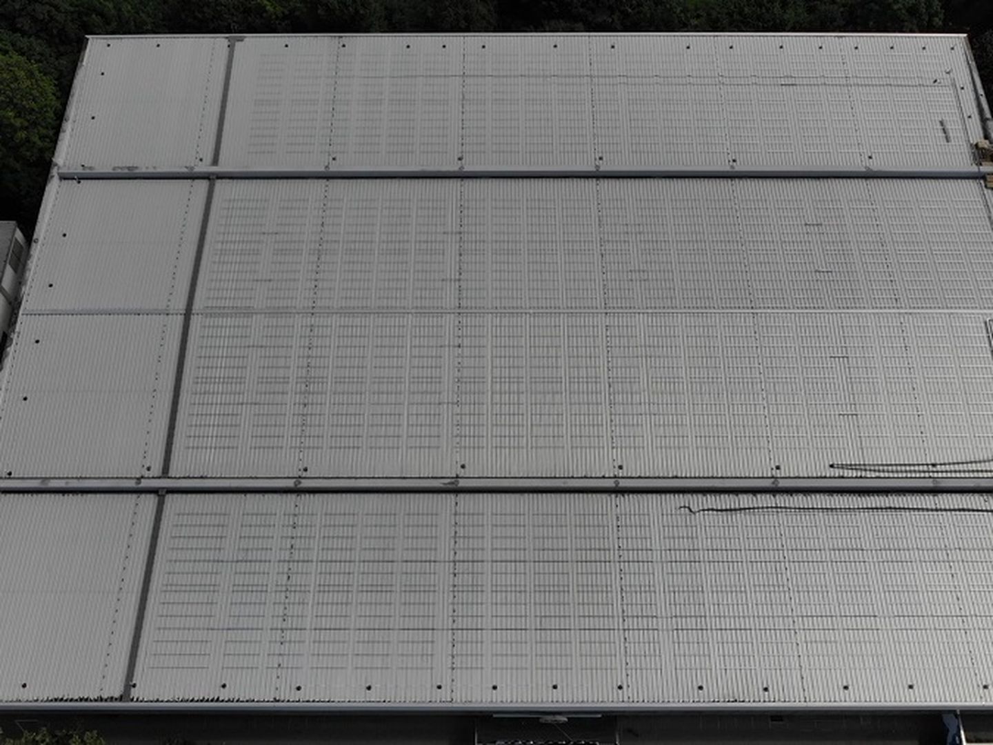 Solaranlage auf dem Dach des Eisstadions