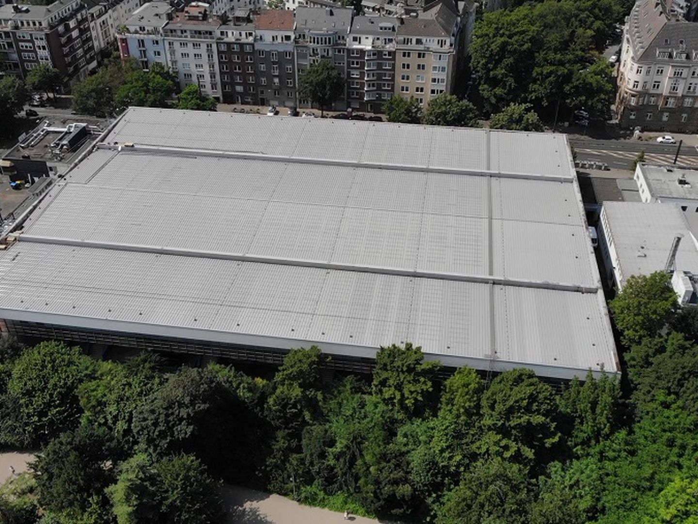Solaranlage auf dem Dach des Eisstadions