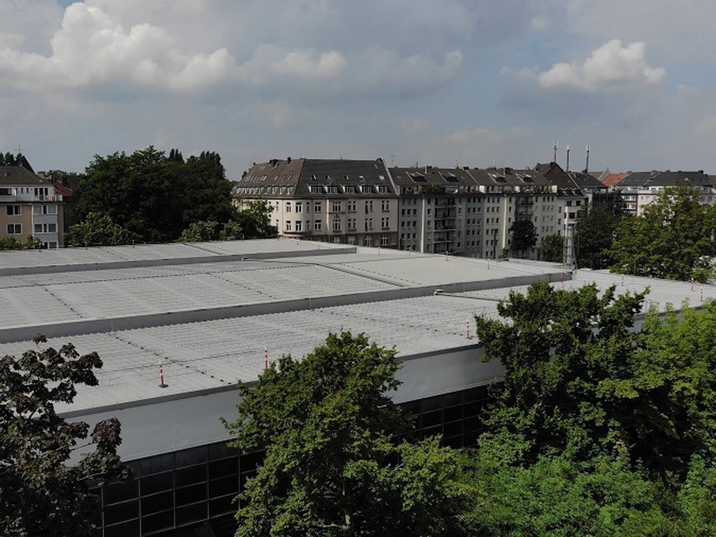 Solaranlage auf dem Dach des Eisstadions