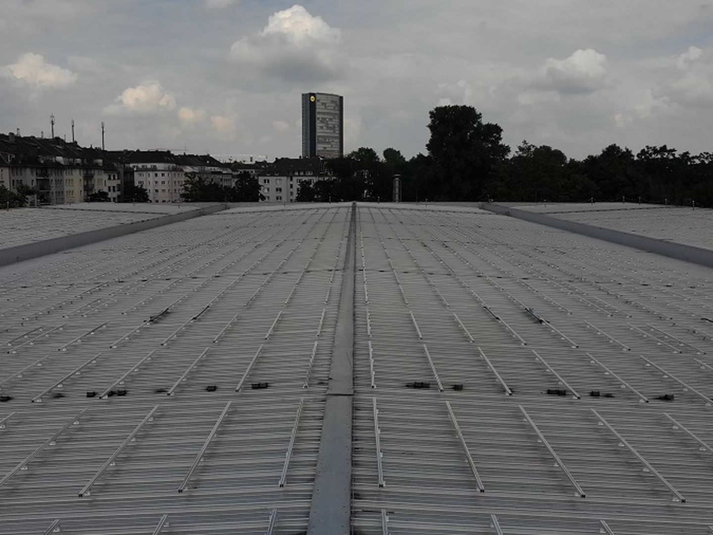 Solaranlage auf dem Dach des Eisstadions