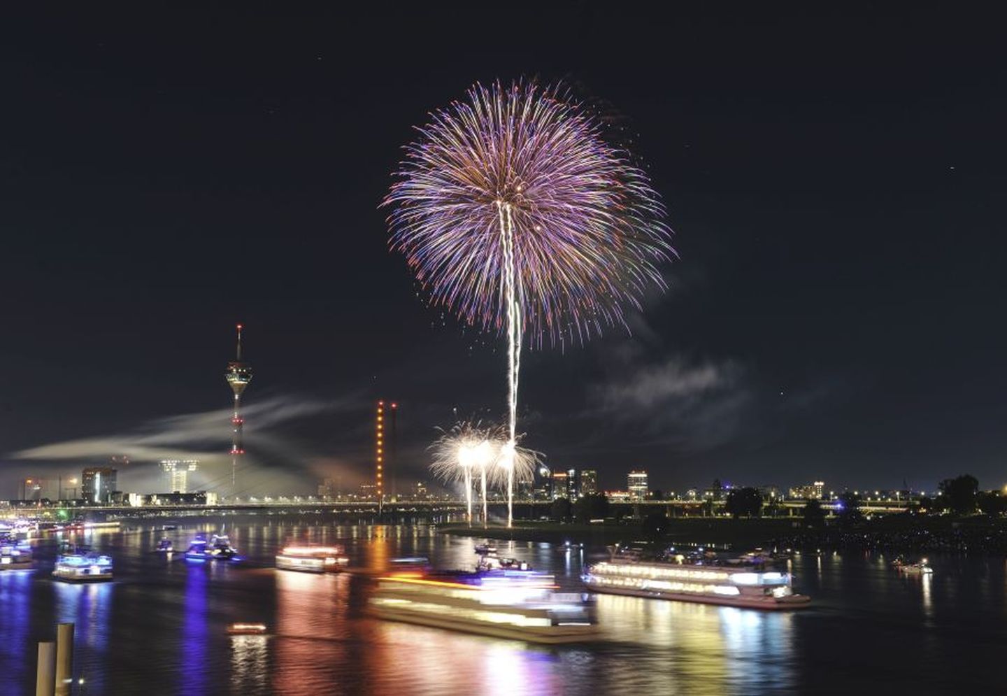Spektakuläres Feuerwerk über dem Rhein in Düsseldorf.
