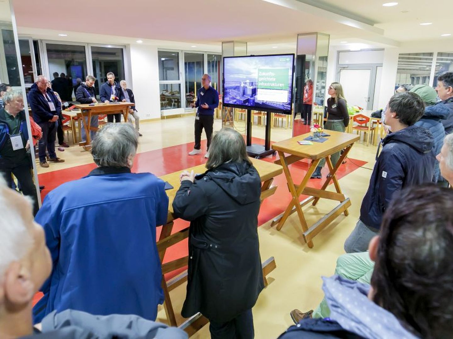 Gruppe von Besucher:innen bei einer Präsentation während der Langen Nacht der Industrie bei den Stadtwerken Düsseldorf. © Stadtwerke Düsseldorf © Stadtwerke Düsseldorf