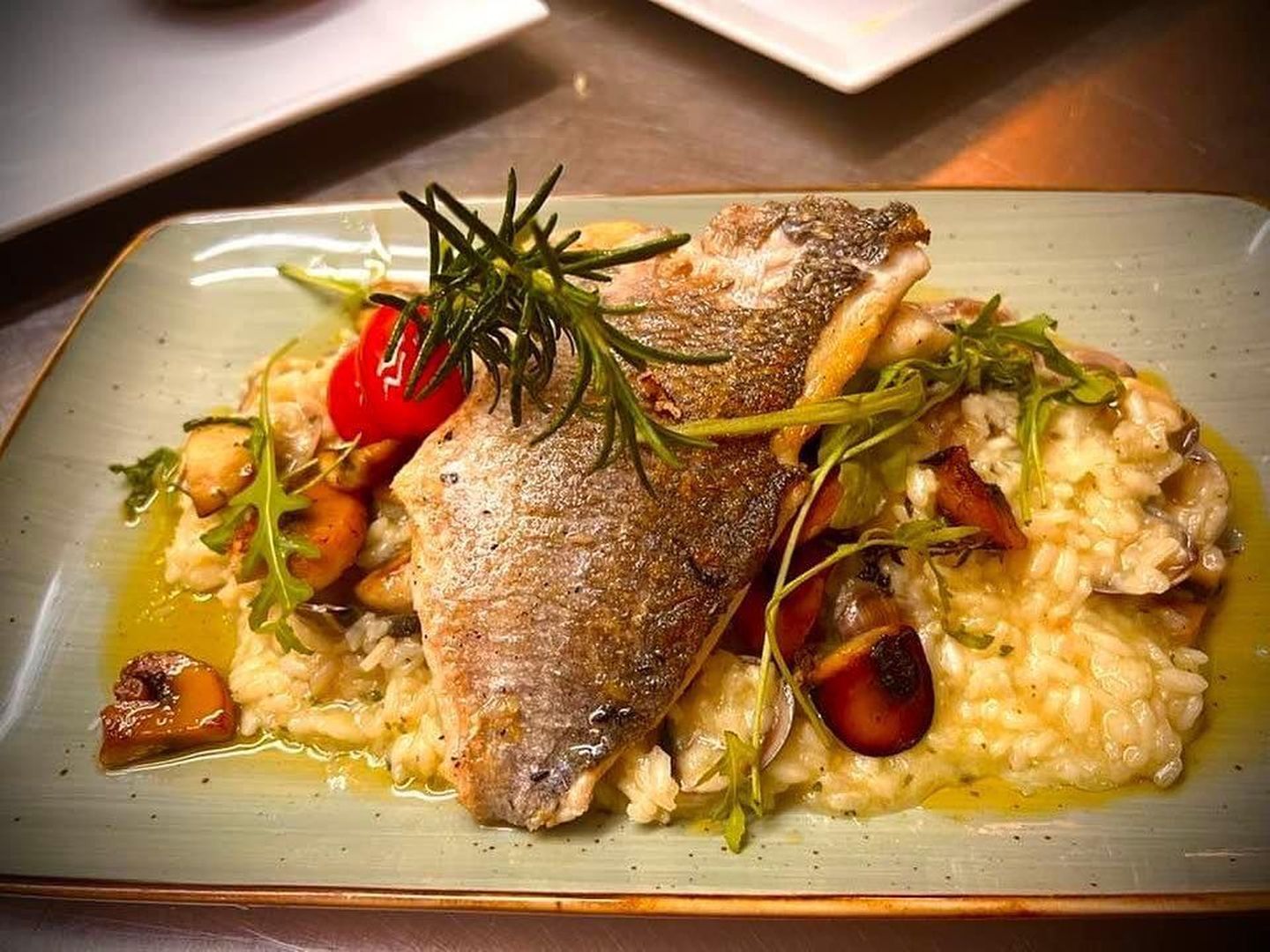 Gebratener Fisch auf Risotto aus dem Restaurant Ludenberger